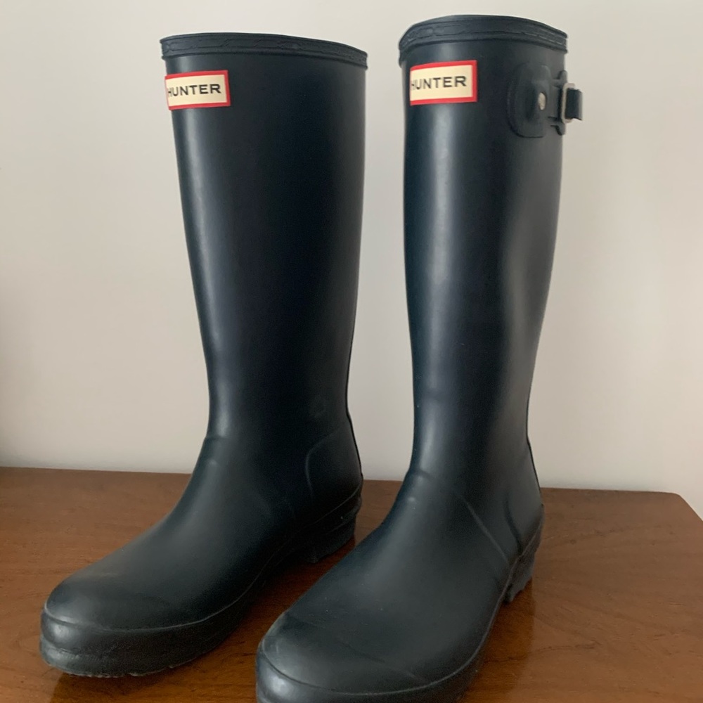 Navy Hunter rain boots & free Hunter boot liners